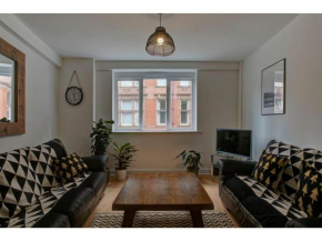 Delightful & spacious 2BD apt for 6, Central MCR!